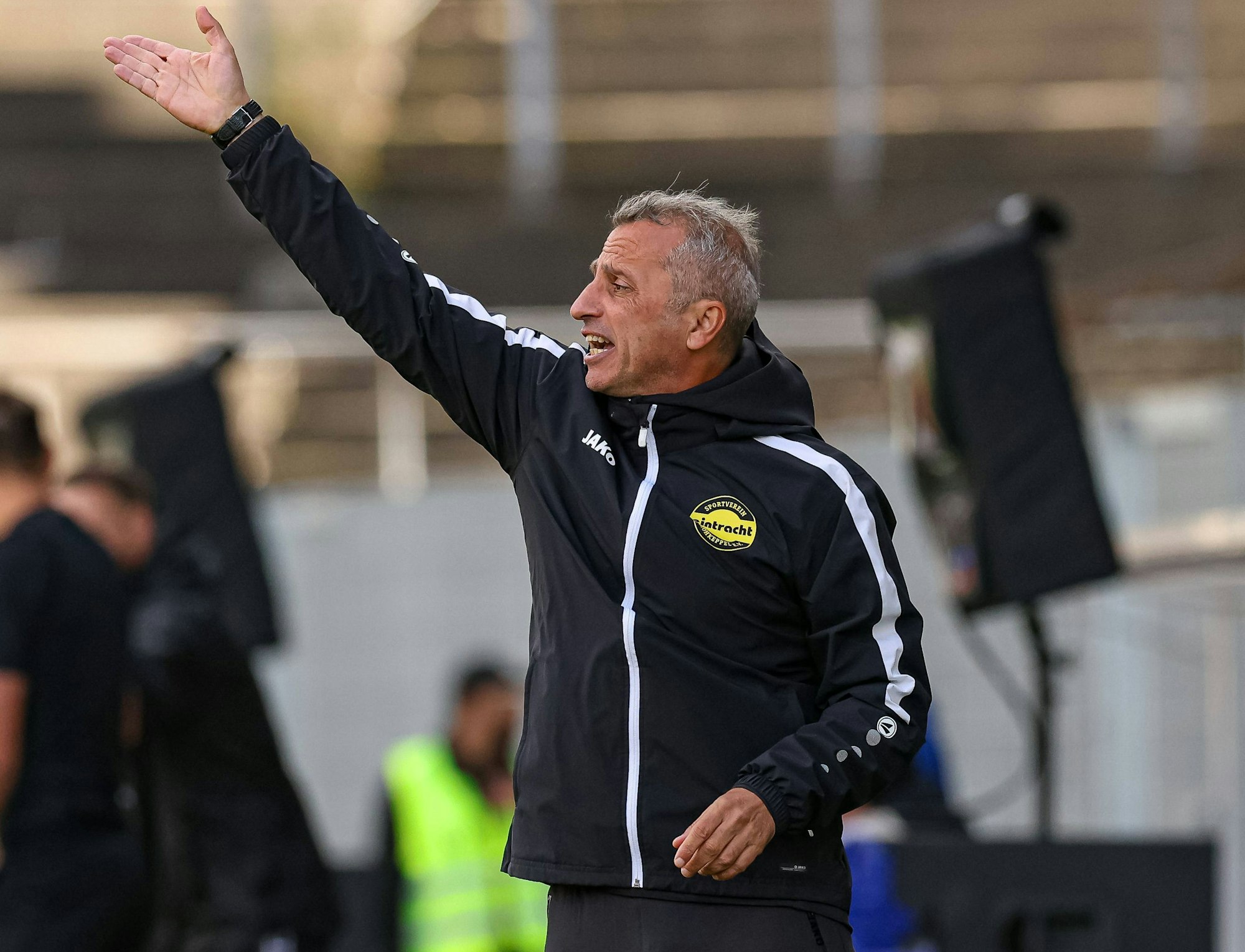 Hohkeppels Trainer Iraklis Metaxas steht gestikulierend am Spielfeldrand.