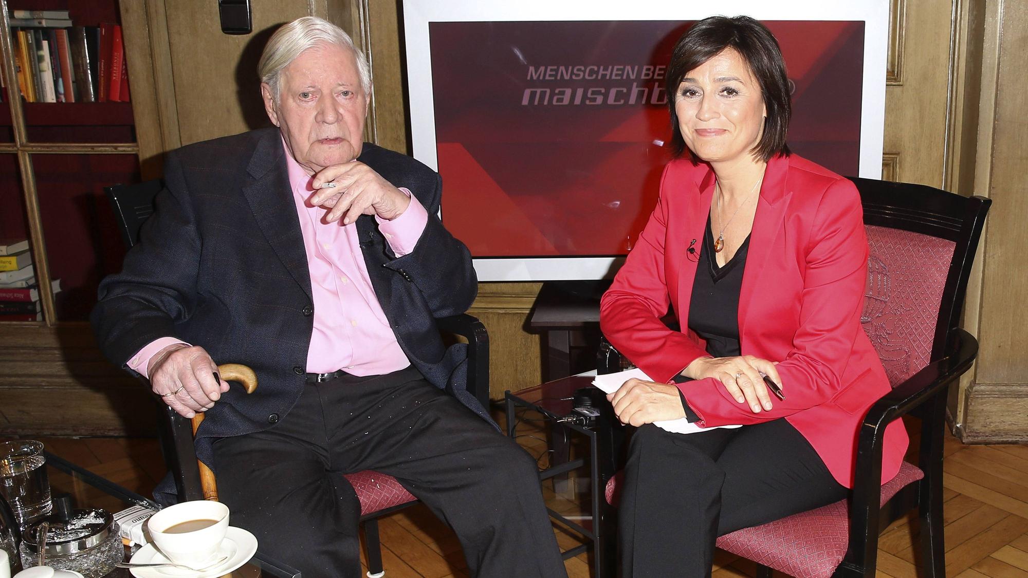 Altkanzler Helmut Schmidt und Sandra Maischberger bei der Aufzeichnung der ARD-Talkshow „Menschen bei Maischberger“ 2015.