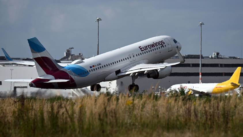 Ein Flugzeug der Fluggesellschaft Eurowings startet vom Flughafen Köln/Bonn.