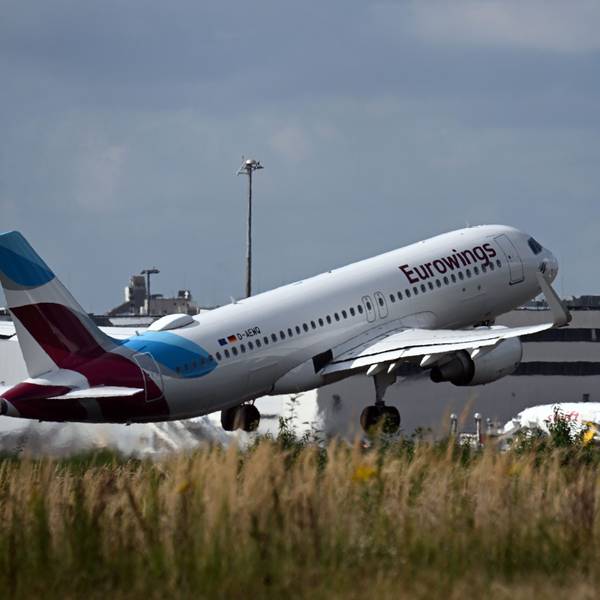 Ein Flugzeug der Fluggesellschaft Eurowings startet vom Flughafen Köln/Bonn.