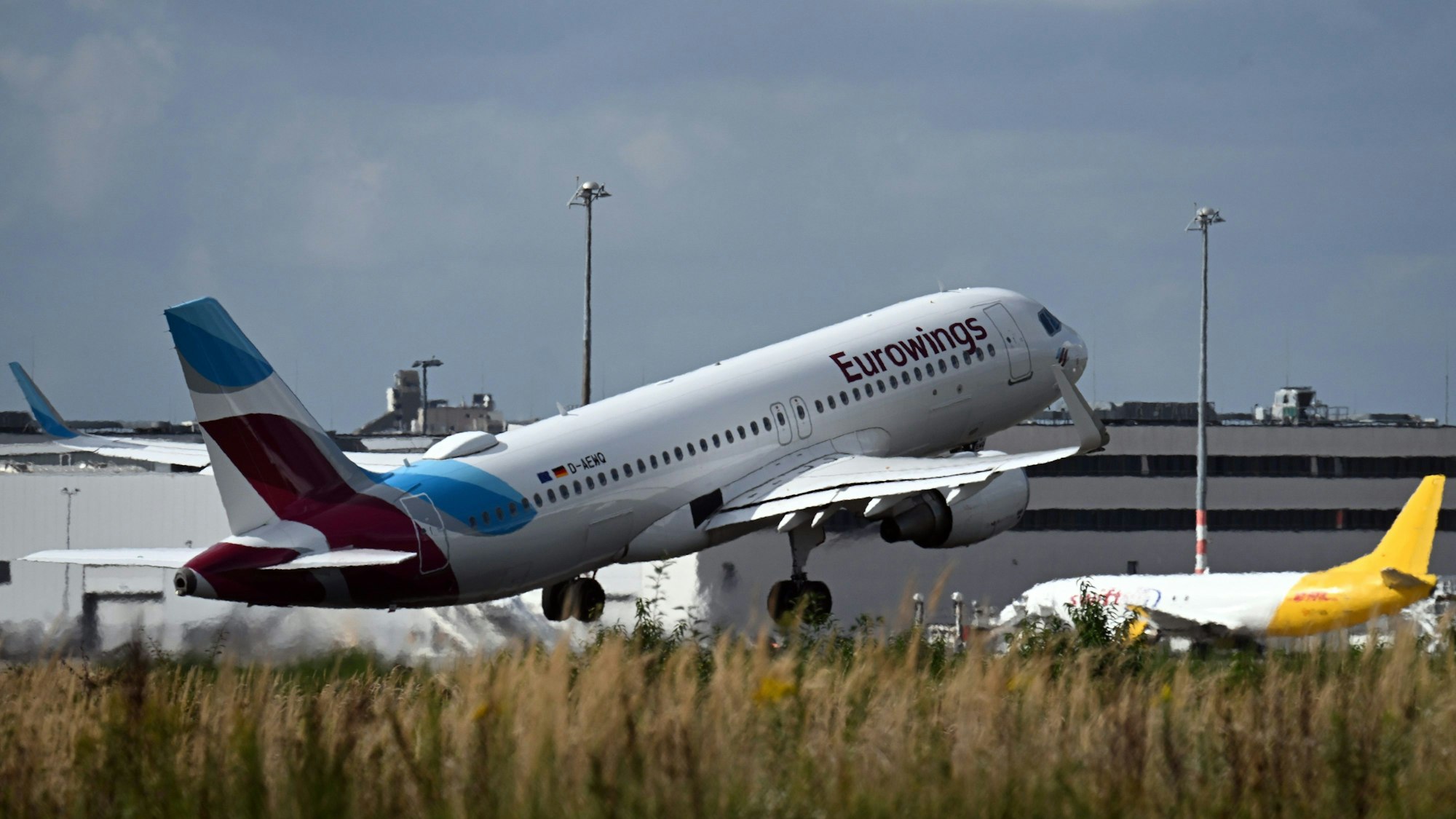 Ein Flugzeug der Fluggesellschaft Eurowings startet vom Flughafen Köln/Bonn.