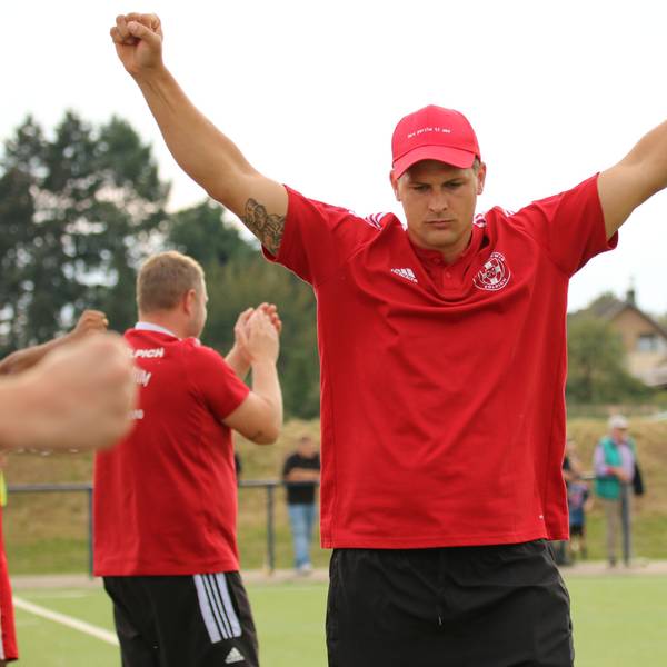 Zülpichs Trainer David Sasse jubelt mit erhobenen Armen, aber ausdrucklosem Gesicht.