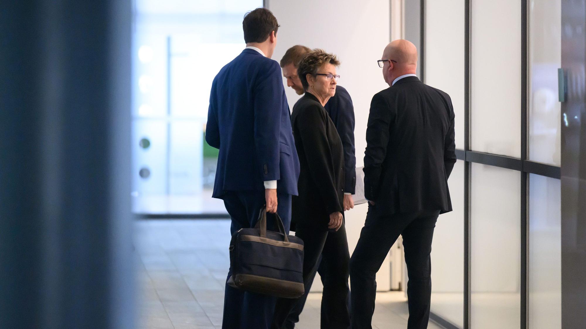 Politiker der CDU, SPD und BSW sprechen nach der ersten Runde der Sondierungsgespräche zur Bildung einer Landesregierung in Sachsen im Landtag auf dem Flur.