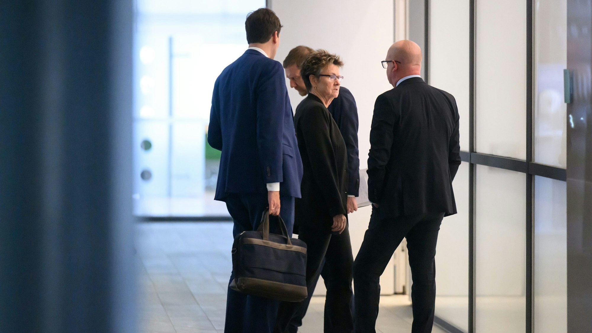 Politiker der CDU, SPD und BSW sprechen nach der ersten Runde der Sondierungsgespräche zur Bildung einer Landesregierung in Sachsen im Landtag auf dem Flur.