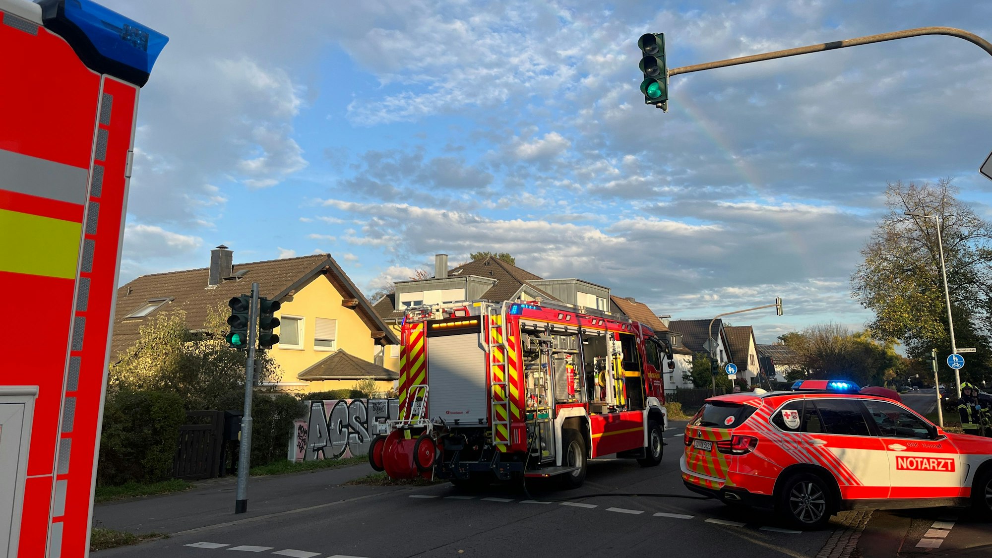 Über der von Einsatzfahrzeugen blockierten Kreuzung stand ein Regenbogen.