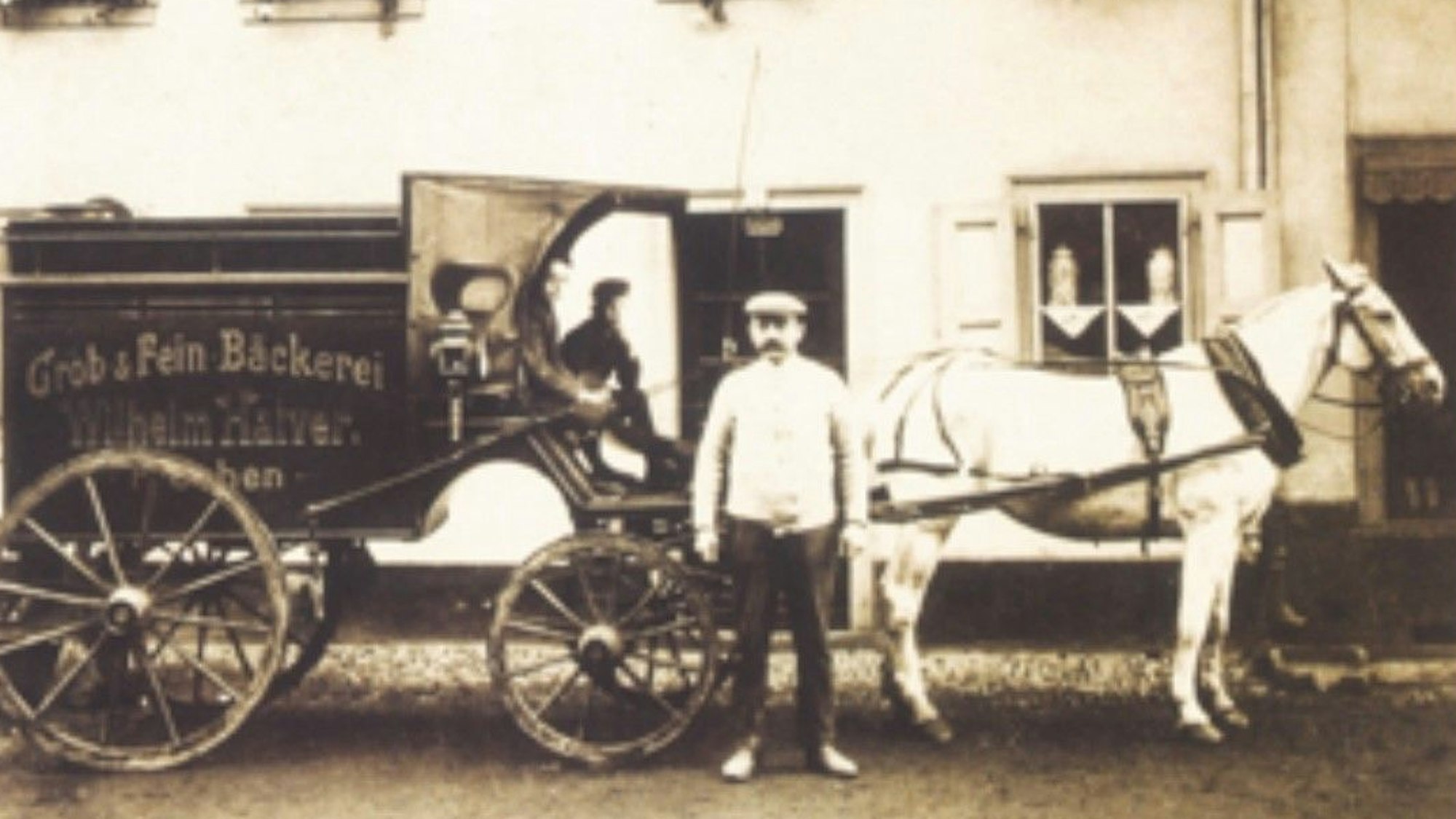 Zu sehen ist eine Schwarz-Weiß-Aufnahme eines Mannes vor einer Kutsche.