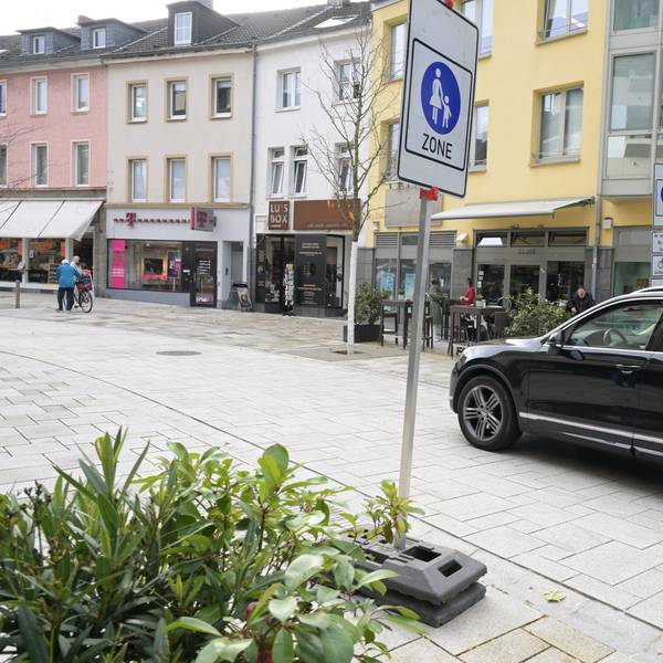 Dieses Bild soll der Vergangenheit angehören: Die Temporäre Fußgängerzone in der Schloßstraße ist nicht rechtens, die Schilder müssen abgebaut werden.
