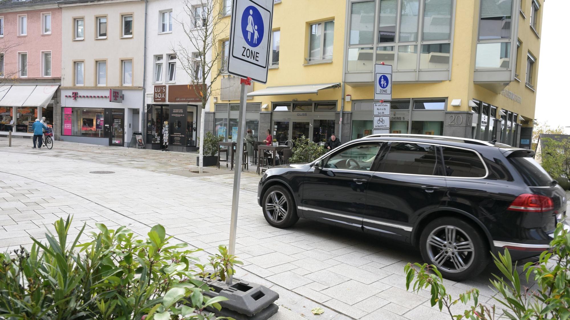 Dieses Bild soll der Vergangenheit angehören: Die Temporäre Fußgängerzone in der Schloßstraße ist nicht rechtens, die Schilder müssen abgebaut werden.