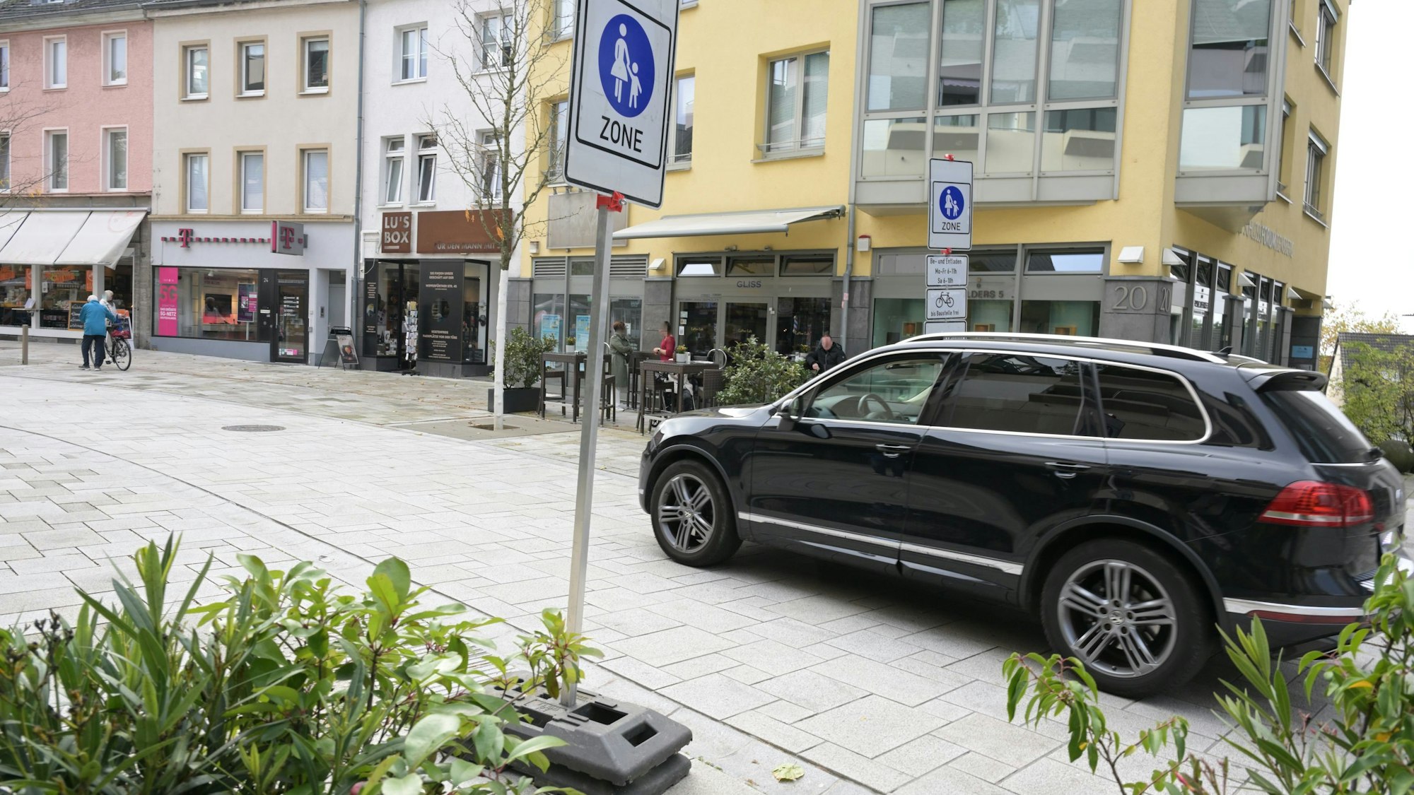 Dieses Bild soll der Vergangenheit angehören: Die Temporäre Fußgängerzone in der Schloßstraße ist nicht rechtens, die Schilder müssen abgebaut werden.