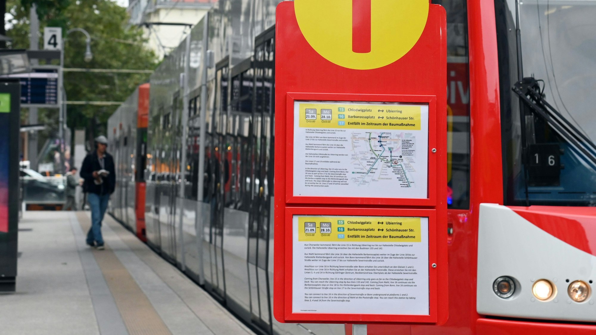 Eine Niederflurbahn der Kölner Verkehrs-Betriebe (KVB)
