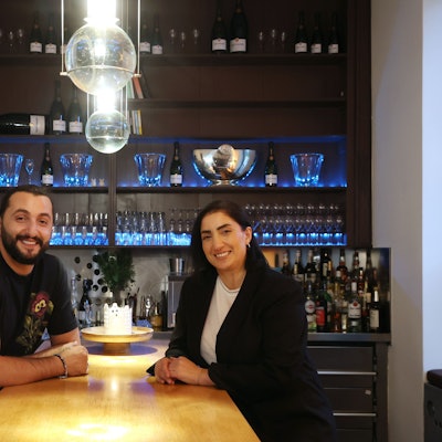 24.10.2024
Köln:
Gastrokritik von Carsten Henn („Henns Geschmackssache“) über das Restaurant „Geschwisterglück“.
Geschwister Ahmet und Mery Bahceci
Rathenauplatz 21
Foto: Martina Goyert