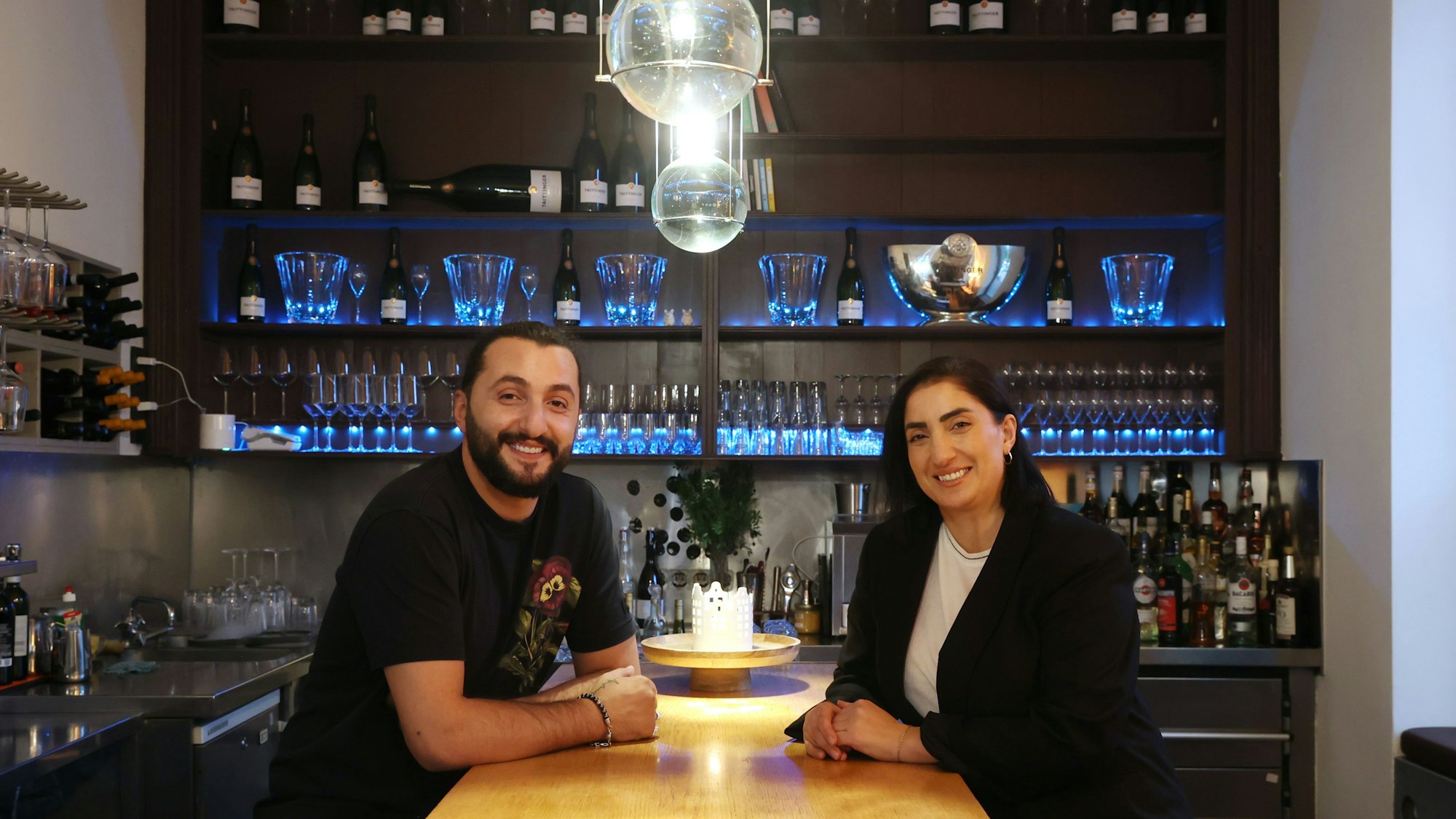 24.10.2024
Köln:
Gastrokritik von Carsten Henn („Henns Geschmackssache“) über das Restaurant „Geschwisterglück“.
Geschwister Ahmet und Mery Bahceci
Rathenauplatz 21
Foto: Martina Goyert