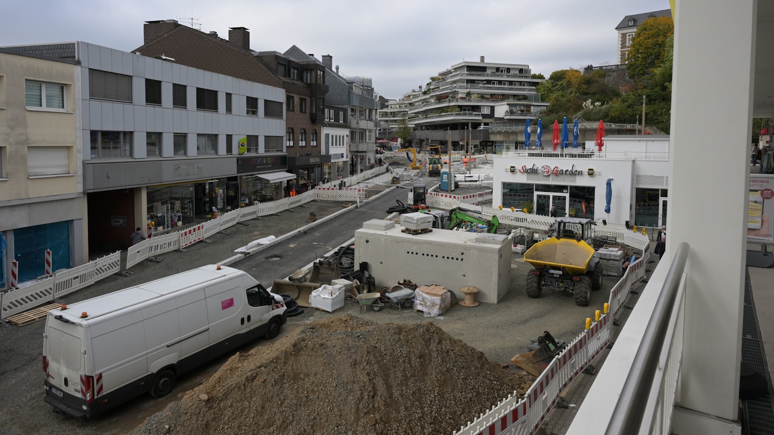 Sandhaufen und Transporter sind an der Baustelle Schloßstraße zu sehen.