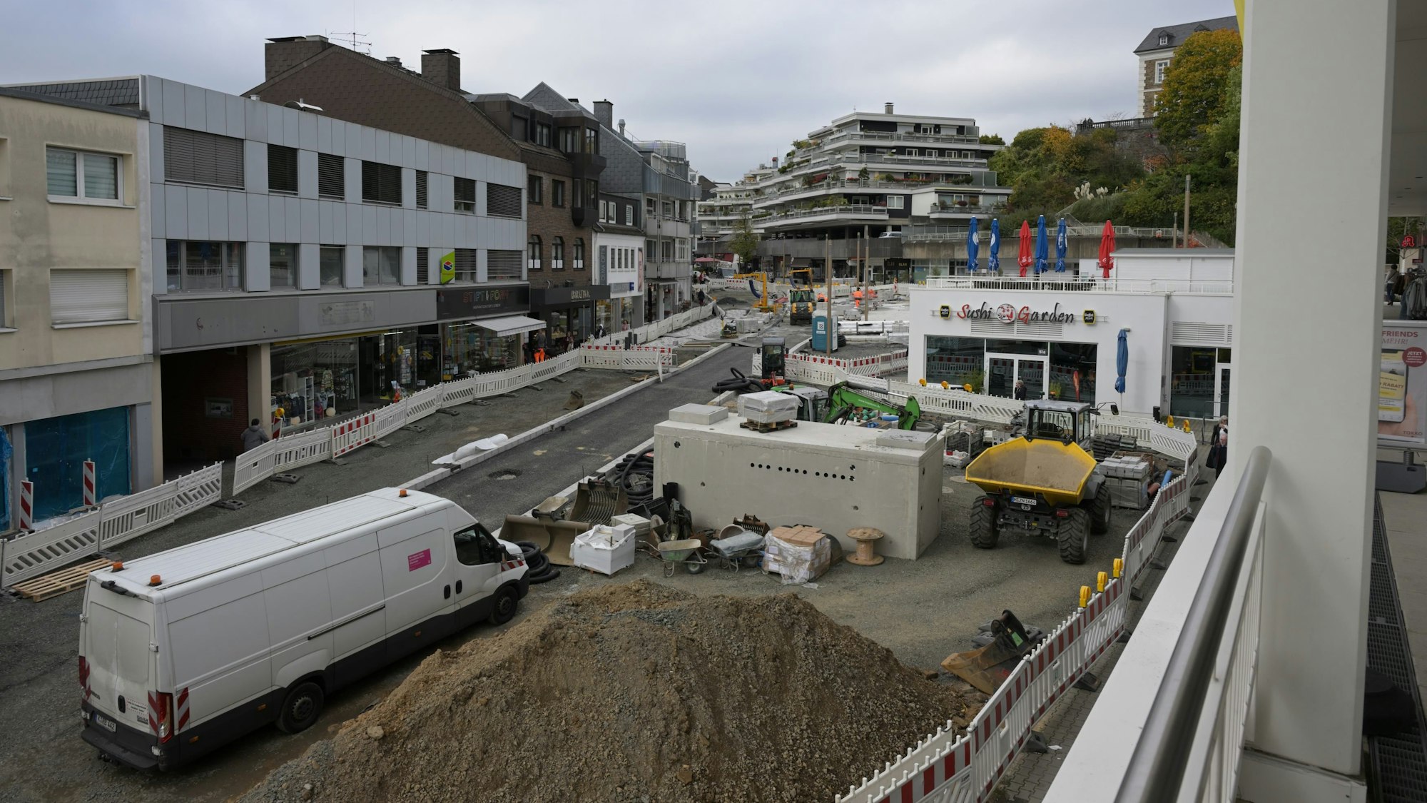 Sandhaufen und Transporter sind an der Baustelle Schloßstraße zu sehen.
