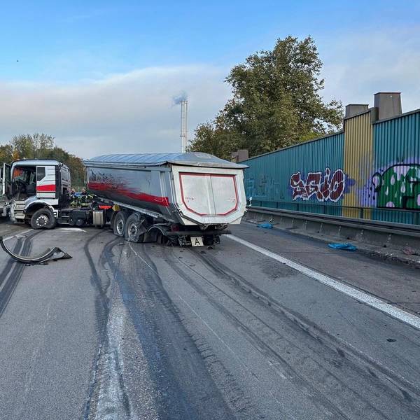 Der Lkw krachte in das Loch und kam schließlich quer auf der A59 zum Stehen.
