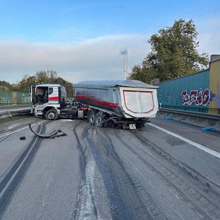 Der Lkw krachte in das Loch und kam schließlich quer auf der A59 zum Stehen.