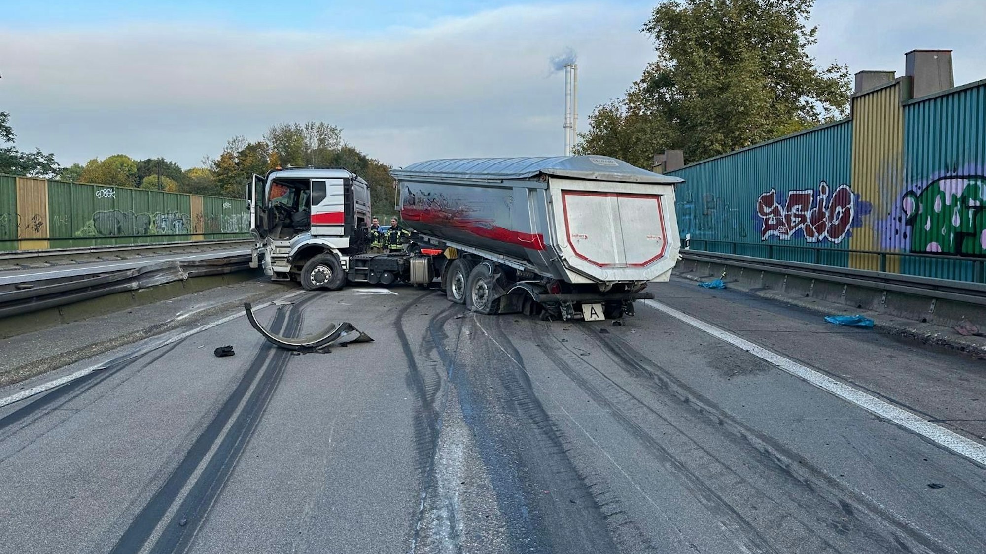 Der Lkw krachte in das Loch und kam schließlich quer auf der A59 zum Stehen.