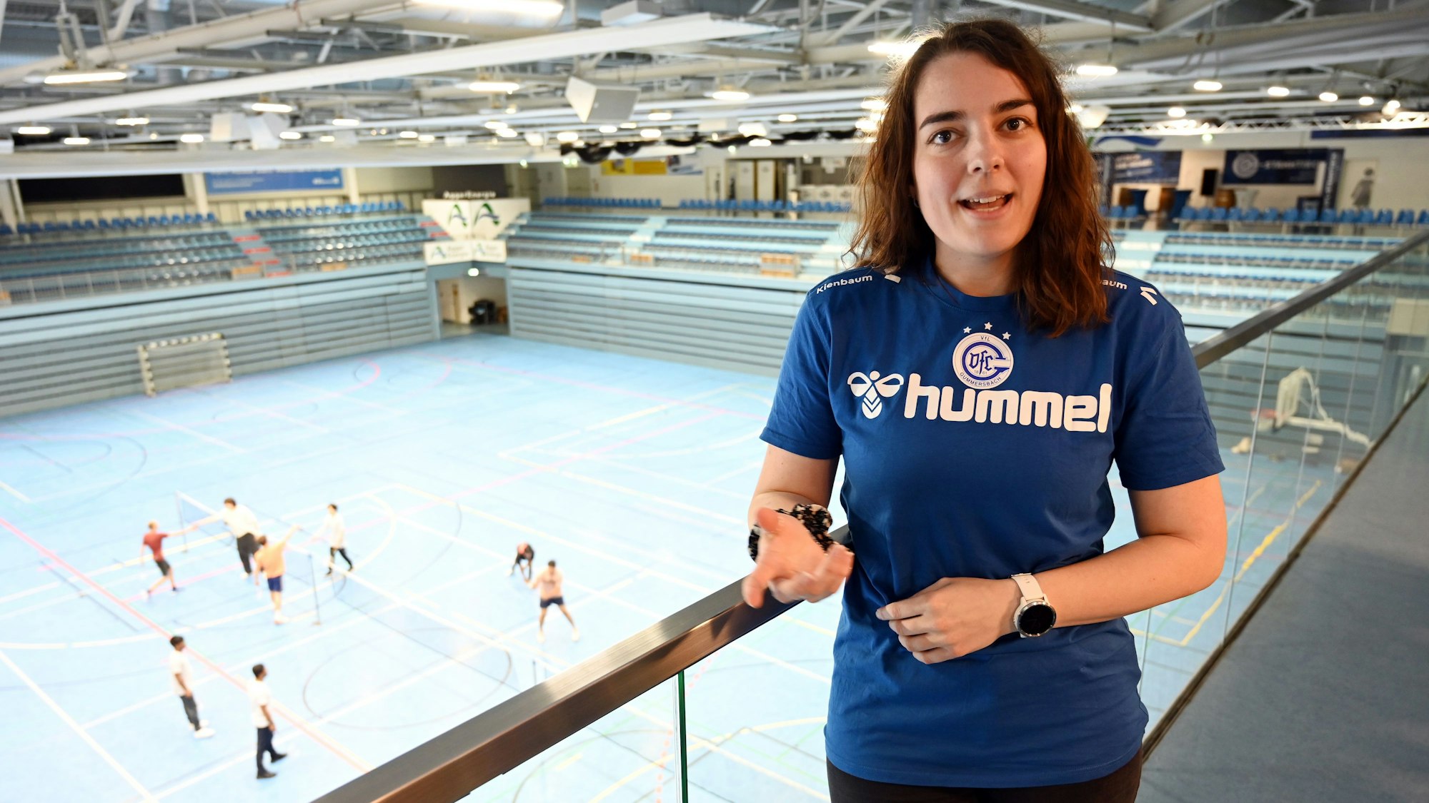 Theresa Wiesen im Interview mit der Schwalbe-Arena im Hintergrund.