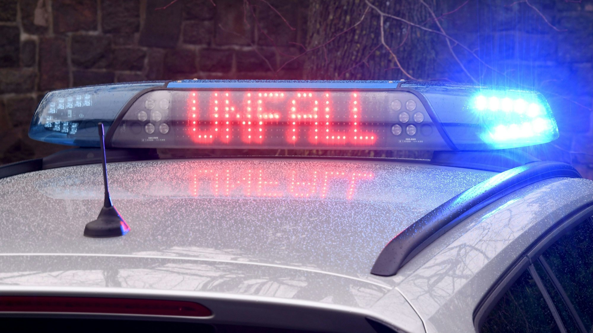 Die Leuchtschrift «Unfall» ist auf dem Dach eines Streifenwagens zu sehen. (zu dpa: «Motorradfahrer bei Unfall auf der A1 schwer verletzt»)