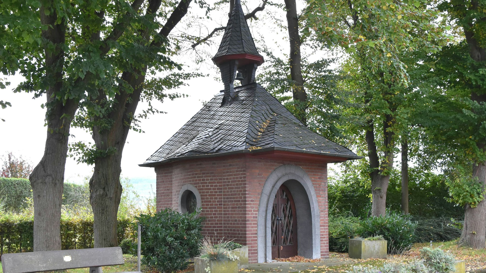 Zu sehen ist eine kleine Kapelle aus Backstein.