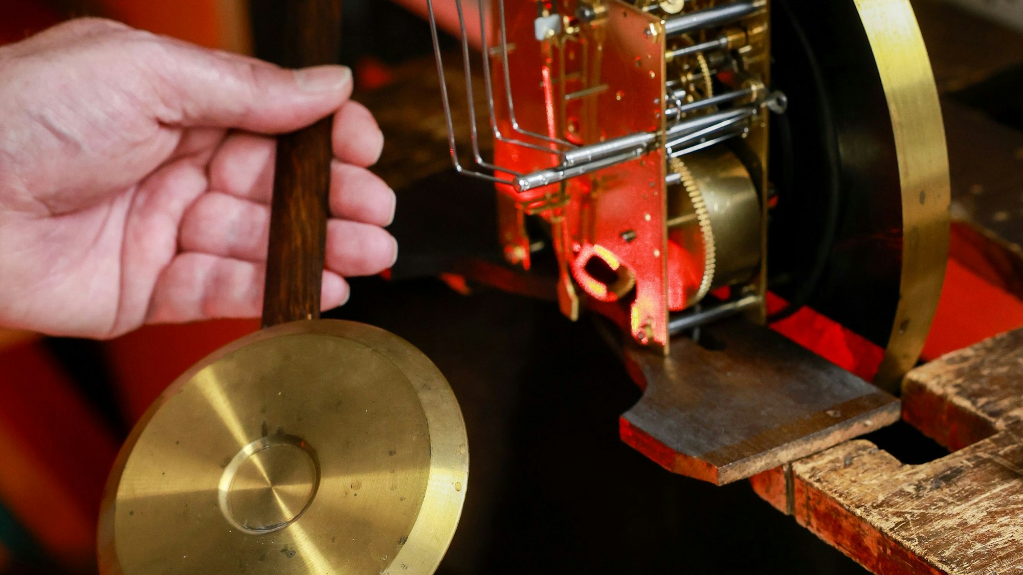 Bei manchen Pendeluhren muss zur Zeitumstellung das Pendel angehalten werden.