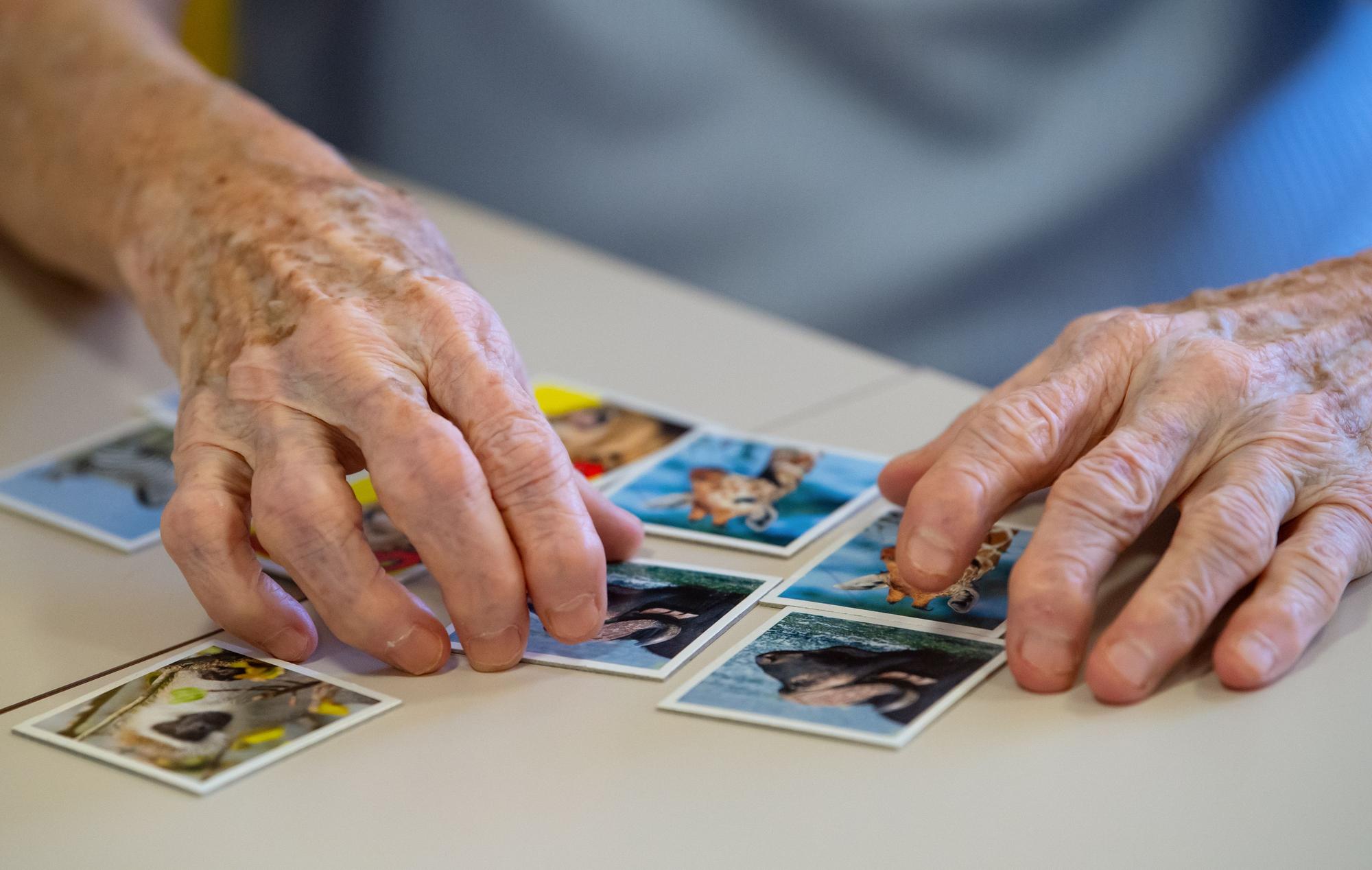 Eine Bewohnerin eines Altenheims spielt auf einer Pflegestation das Spiel «Memory» und legt Kartenpaare zusammen.