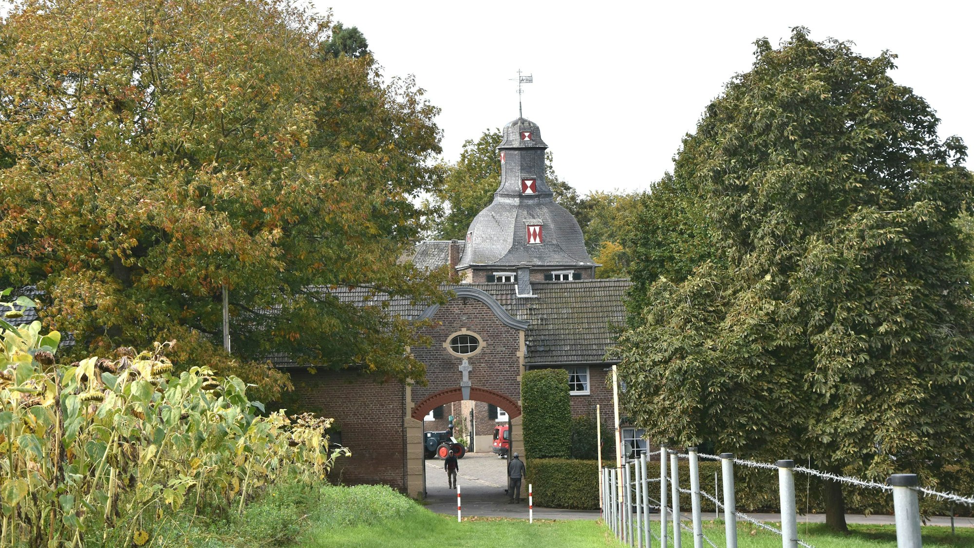 Zu sehen ist ein Gutshof mit Tor und Turm.