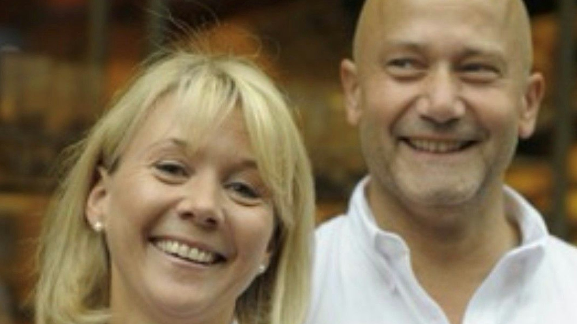 Eine Frau und ein Mann lächeln.