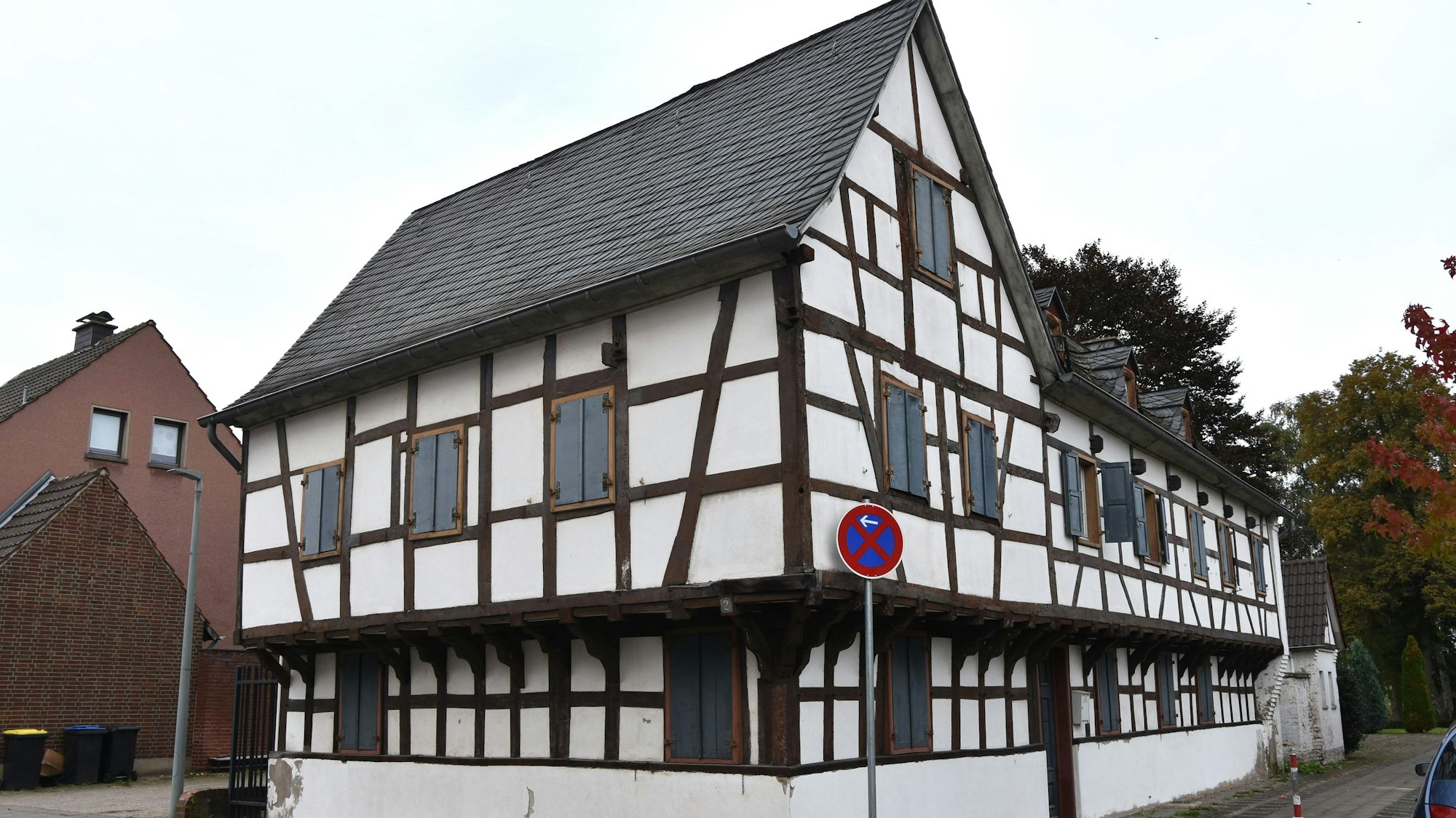 Zu sehen ist ein Fachwerkhaus an einer Straße.
