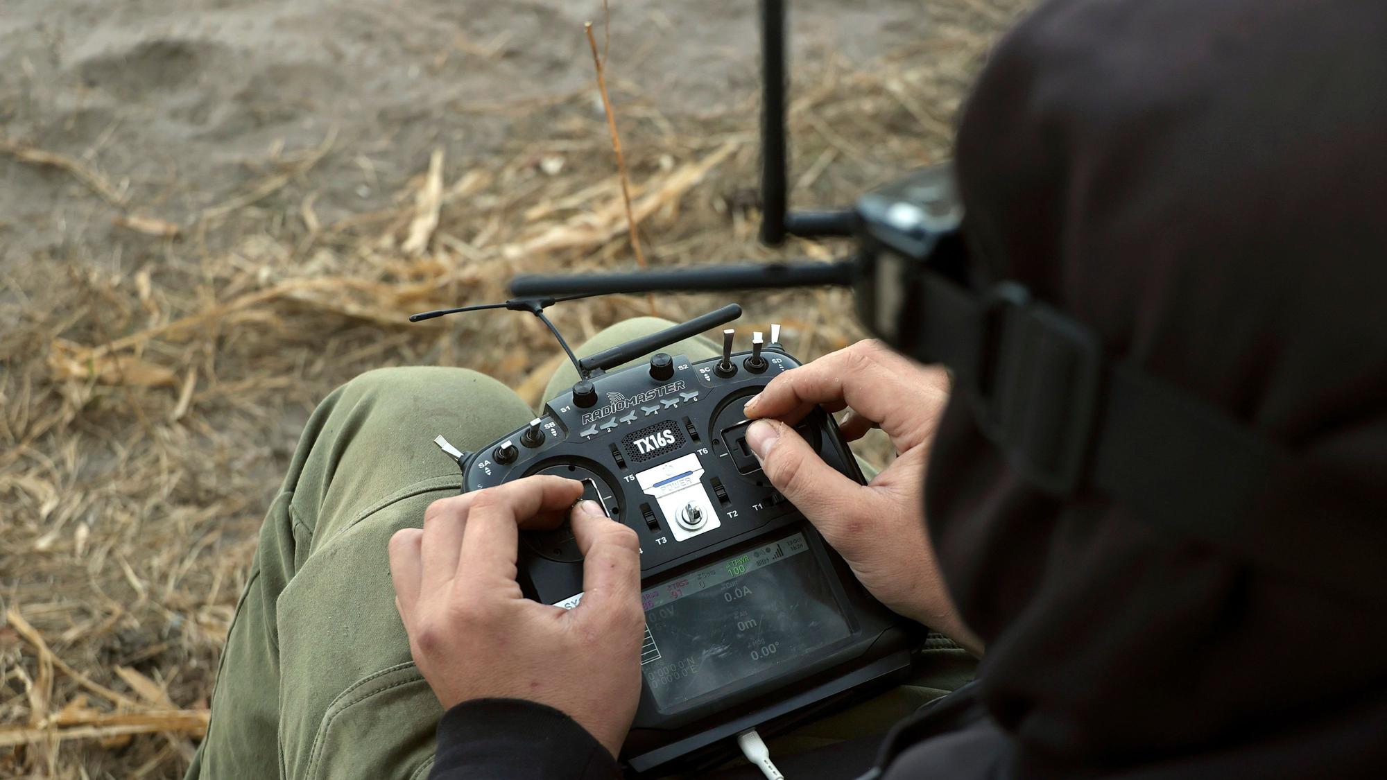 Auch die Ukraine setzen Drohnen im Krieg gegen Russland ein. Ein Drohnenoperator der 57. motorisierten Brigade Otaman Kost Hordiienko startet eine Drohne zur Vorbereitung eines Kampfeinsatzes in der Region Charkiw im Nordosten der Ukraine. (Symbolbild)