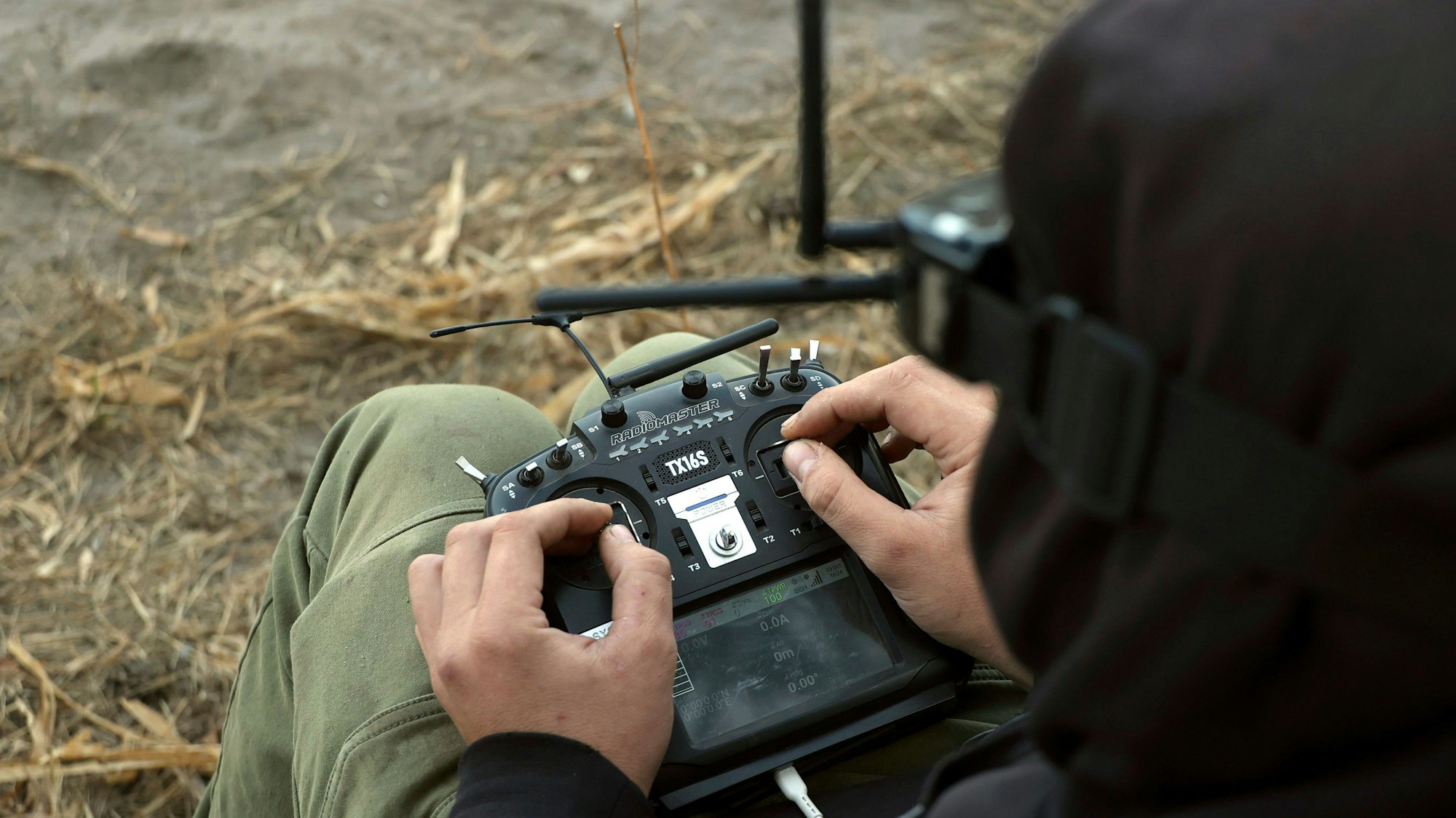 Auch die Ukraine setzen Drohnen im Krieg gegen Russland ein. Ein Drohnenoperator der 57. motorisierten Brigade Otaman Kost Hordiienko startet eine Drohne zur Vorbereitung eines Kampfeinsatzes in der Region Charkiw im Nordosten der Ukraine. (Symbolbild)