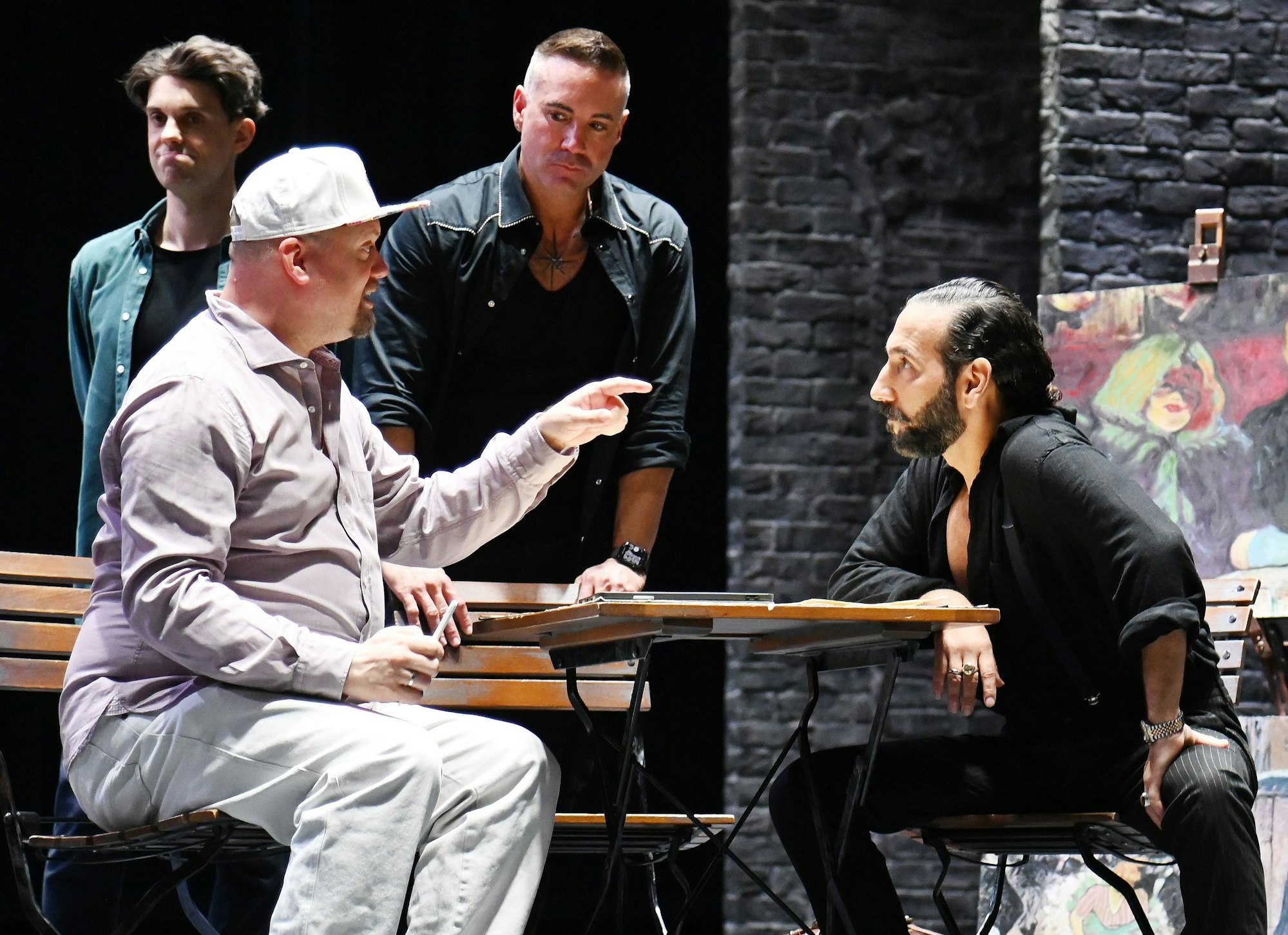 Massimo Sinató mit Tobias Weis und Matt Huet bei einer Probe für Moulin Rouge.