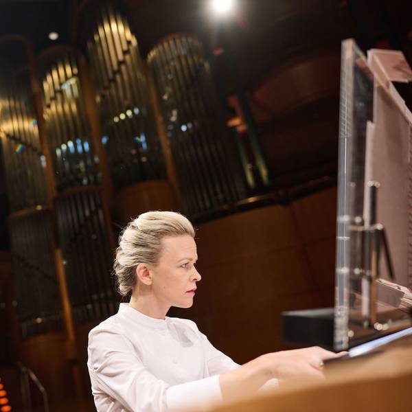 Iveta Apkalna sitzt an der Orgel und spielt.