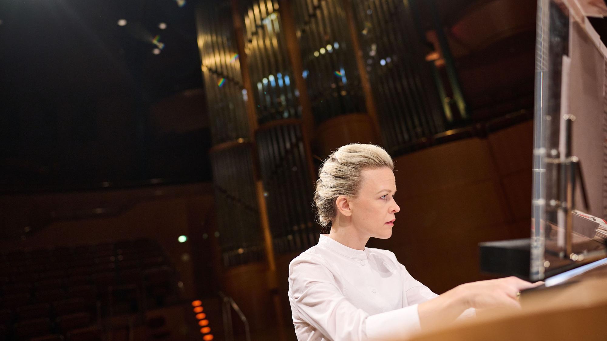 Iveta Apkalna sitzt an der Orgel und spielt.