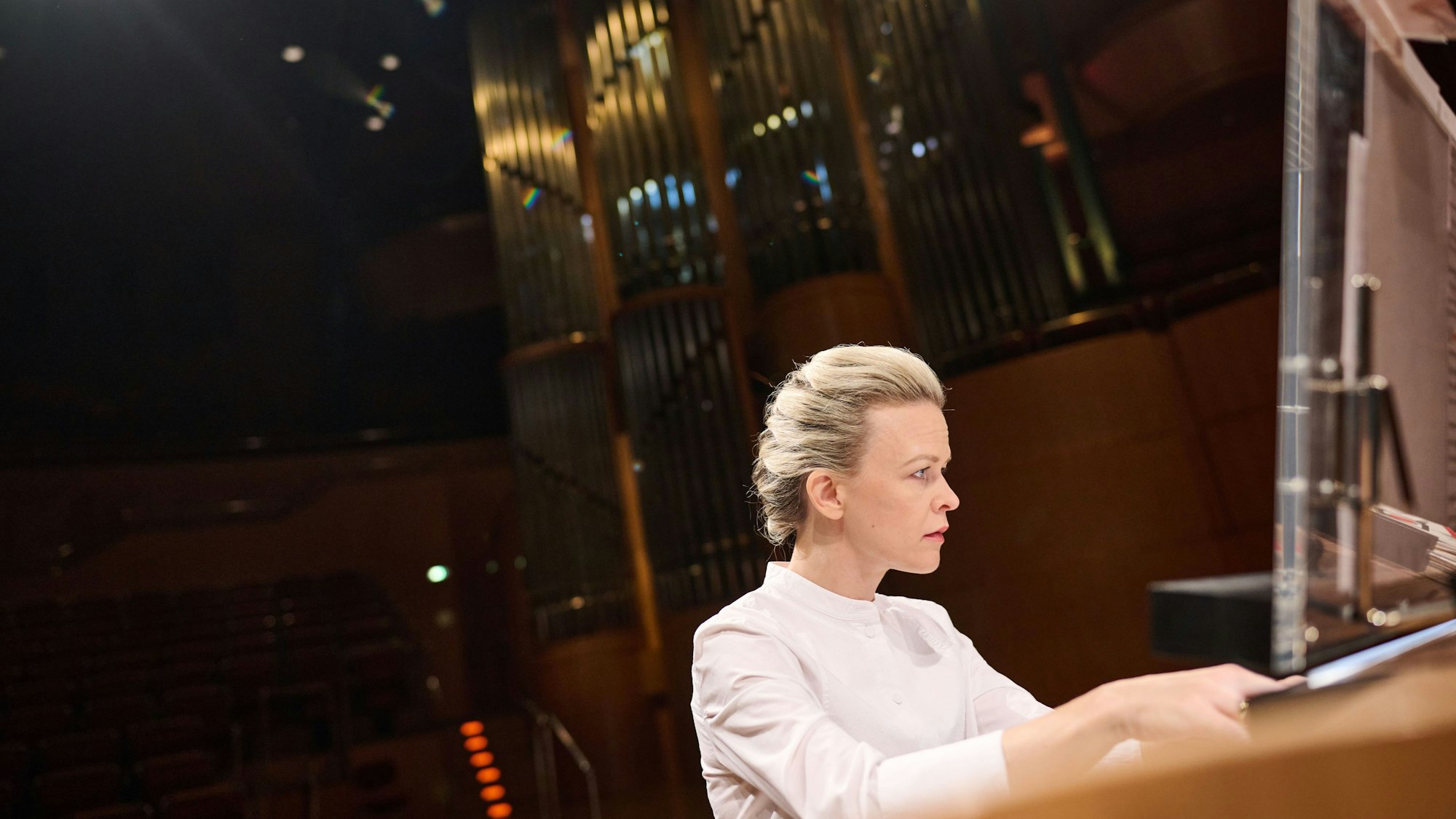 Iveta Apkalna sitzt an der Orgel und spielt.