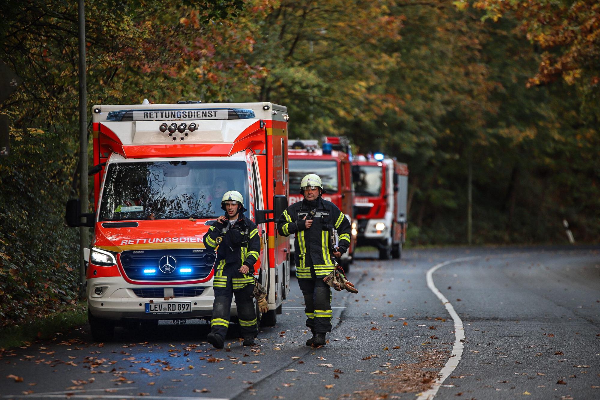 Zwei Feuerwehrleute.