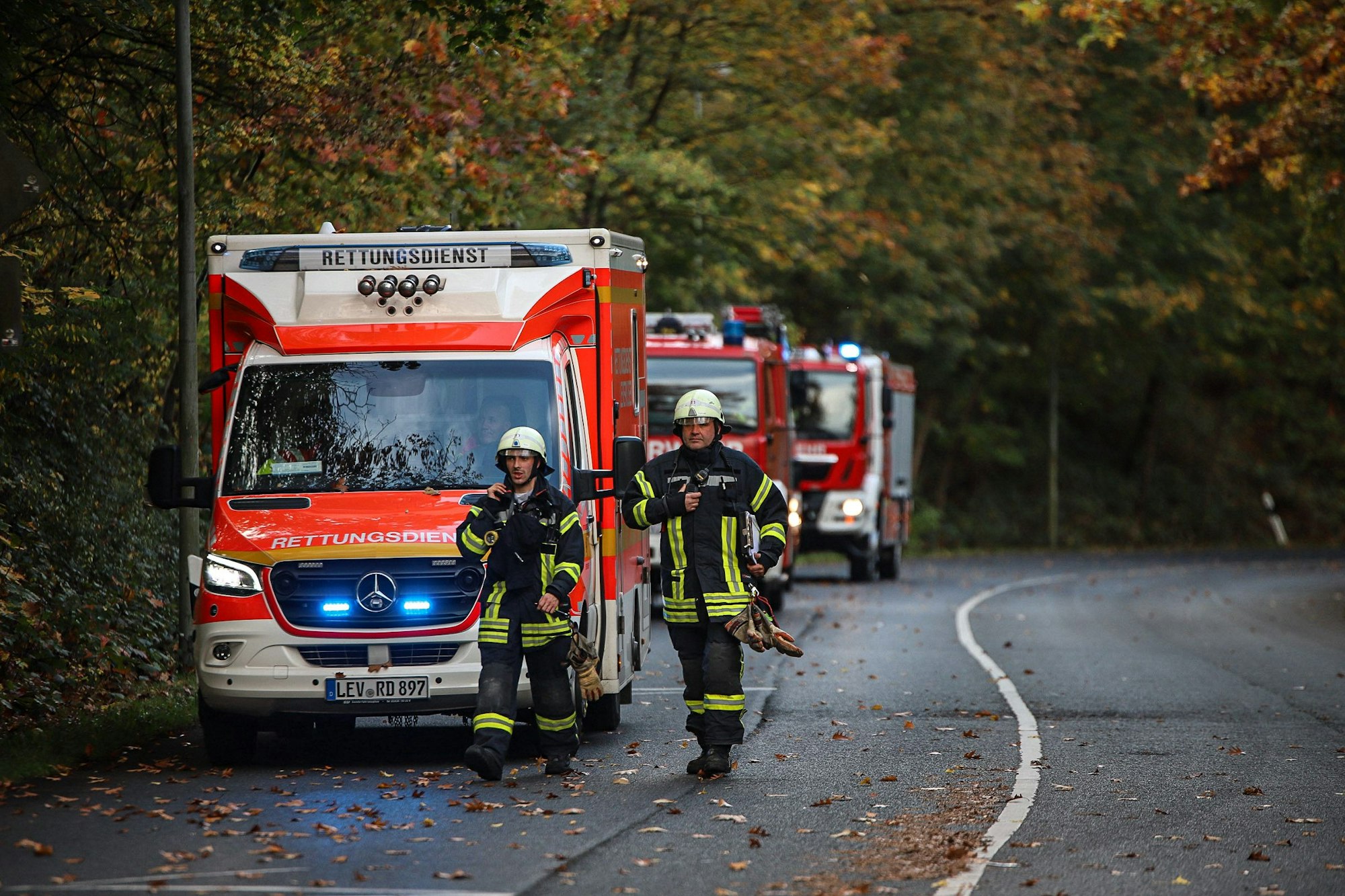 Zwei Feuerwehrleute.