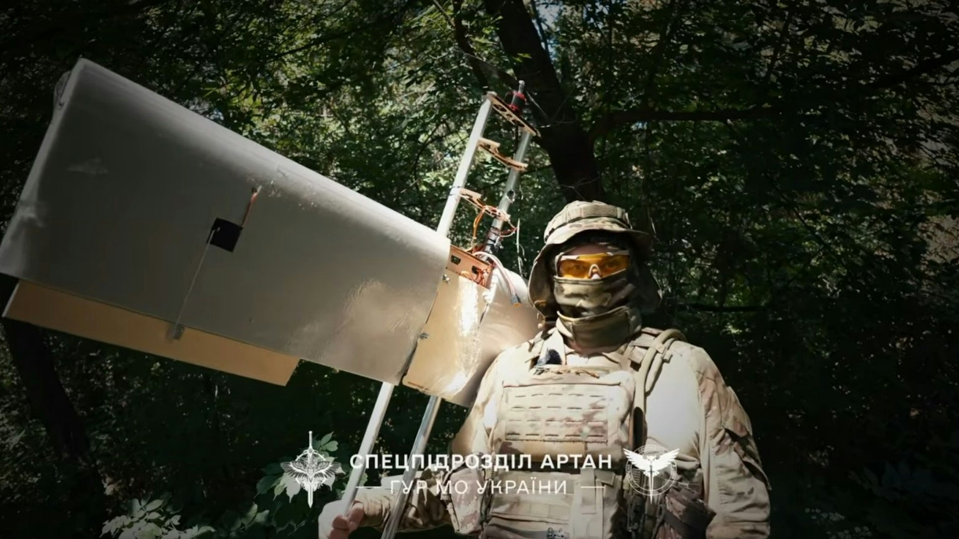 Ein ukrainischer Soldat posiert mit einer den Angaben nach russischen Drohne, die er abgeschossen haben soll.