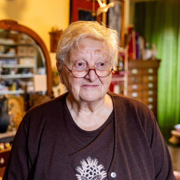 Marianne Behechti zu Hause in ihrem Atelier