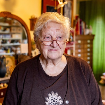 Marianne Behechti zu Hause in ihrem Atelier