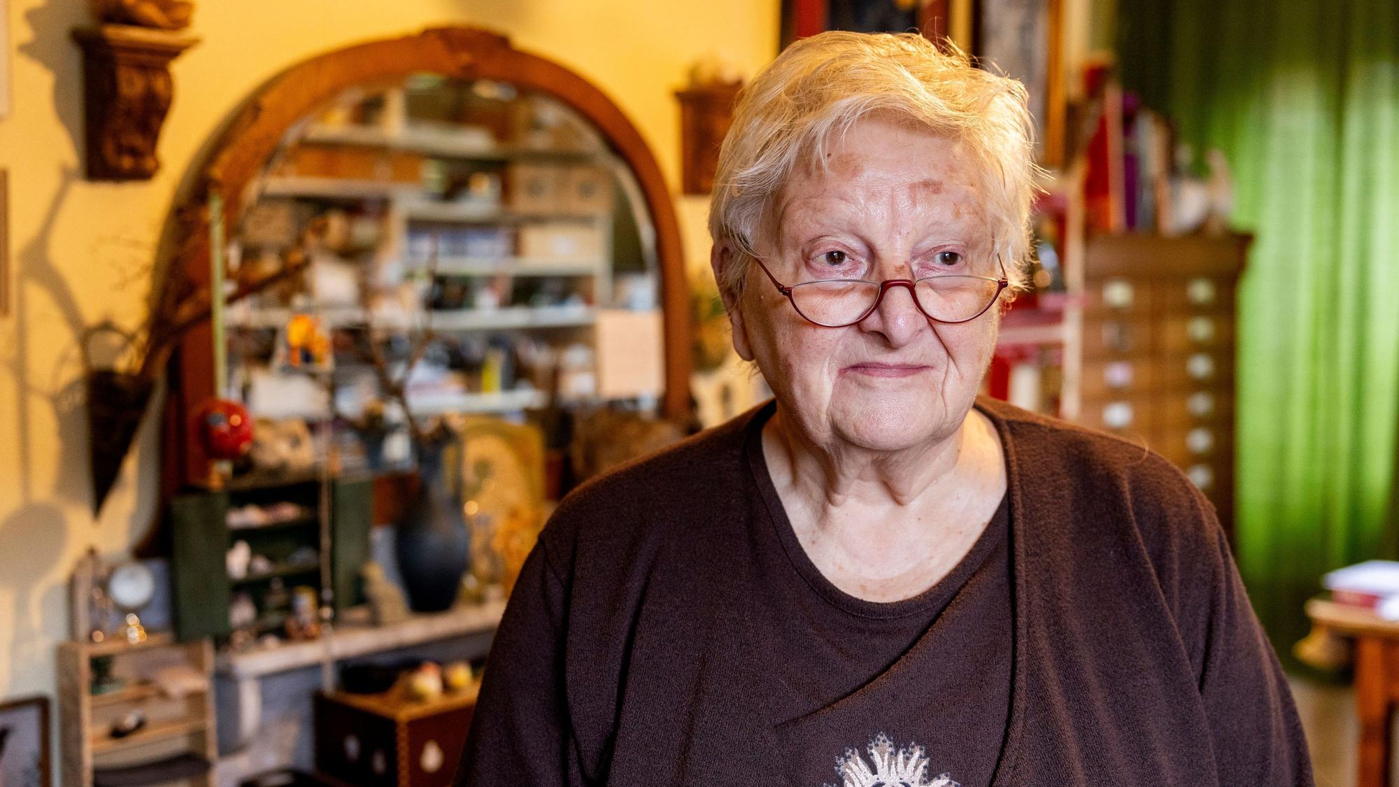 Marianne Behechti zu Hause in ihrem Atelier