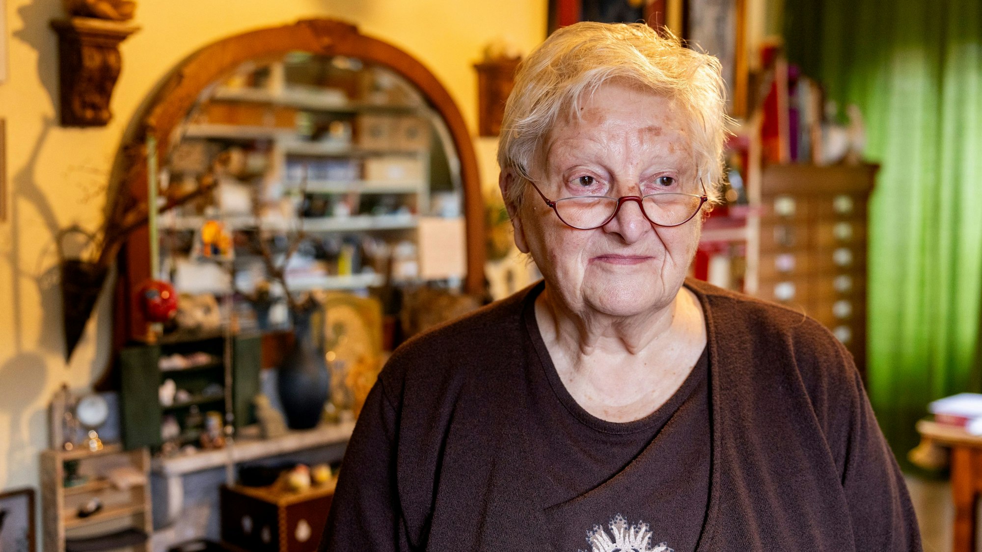 Marianne Behechti zu Hause in ihrem Atelier