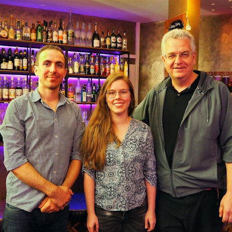 Said Alagha, Amélie Chrobok und Uli Kievernagel freuen sich auf die Weihnachtsfeier im Veedel.