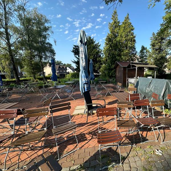 Der Biergarten am Haus im Park, rechts die Hütte, die gestohlen wurde.