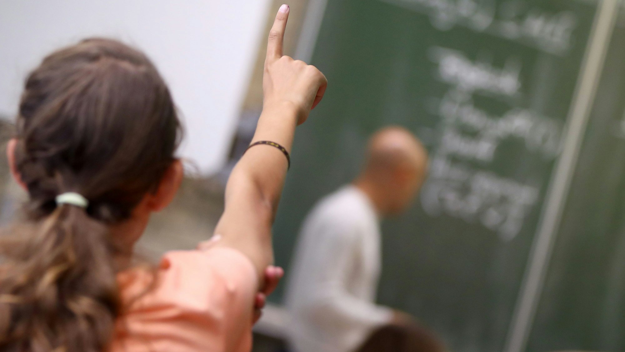 Eine Schülerin meldet sich im Unterricht.