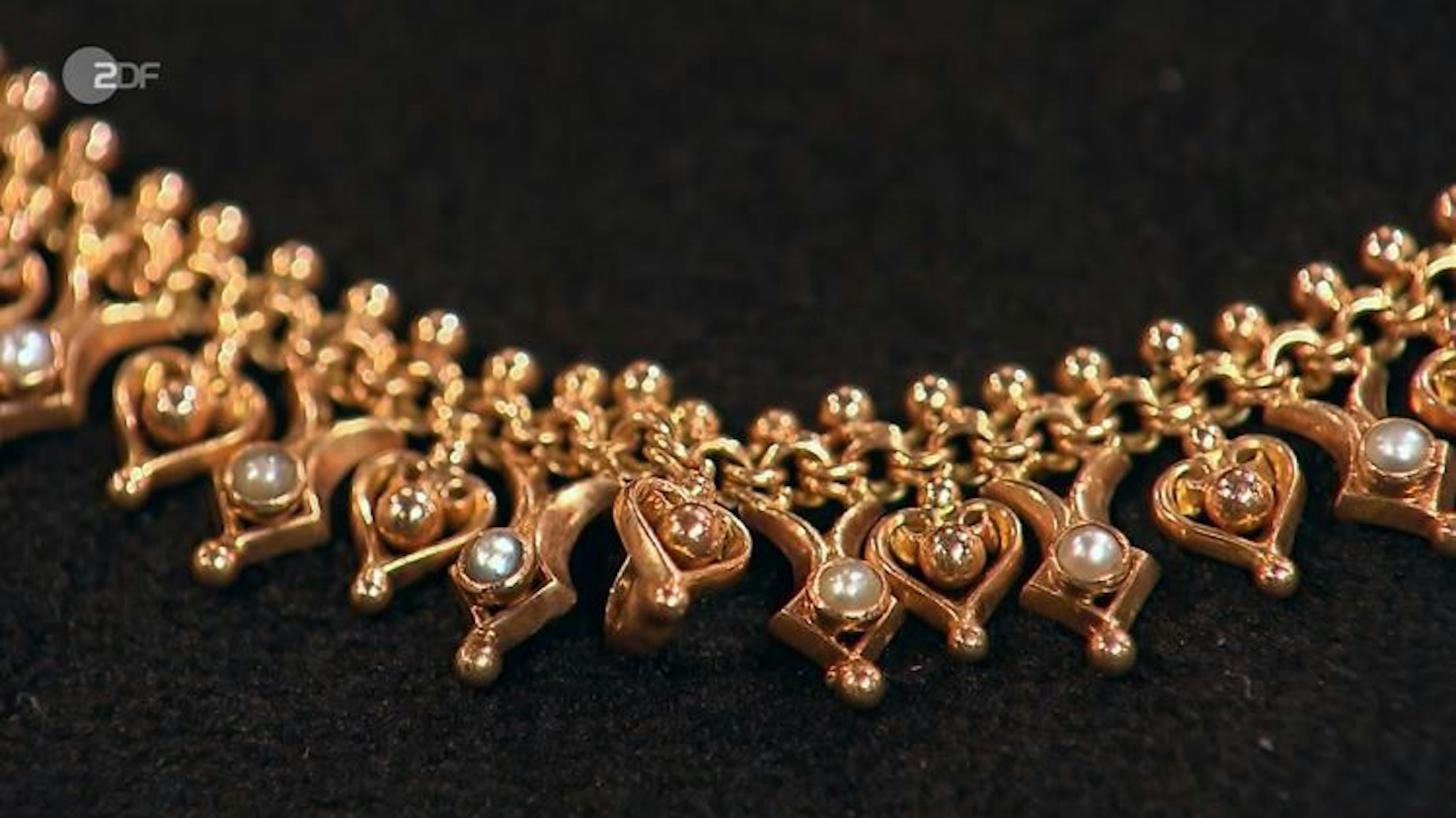 „Bares für Rares“-Expertin Rezepa-Zabel hob die ineinander verschlungenen Elemente der Garibaldi-Kette hervor.