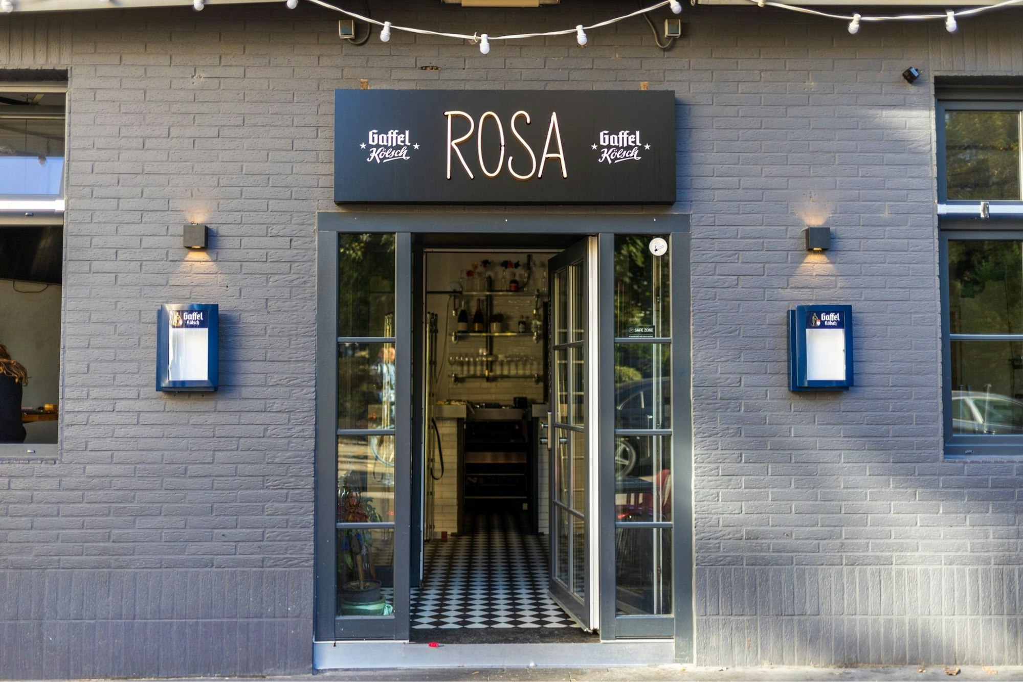 Blick auf das Bistro Rosa von außen am Brüsseler Platz