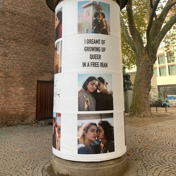 Mit ihrer Kunst reflektiert die iranische Künstlerin Hanieh Bozorgnia die wenigen Freiheiten von queeren Menschen im Iran.