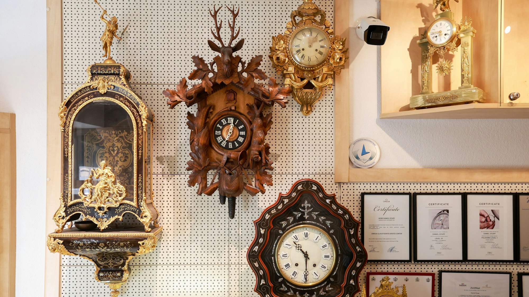 In dem kleinen Lokalladen der Stupps findet man eine ganze Reihe an Pendeluhren.