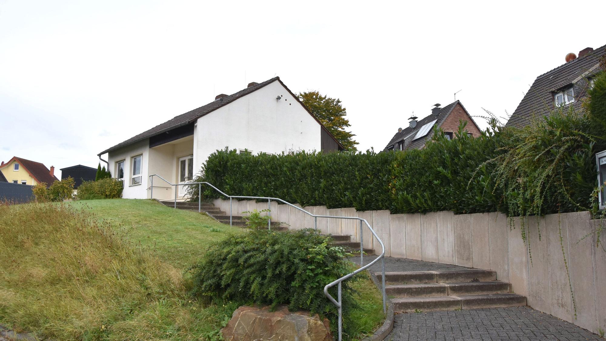 Zu sehen ist ein Haus mit einer Treppe.